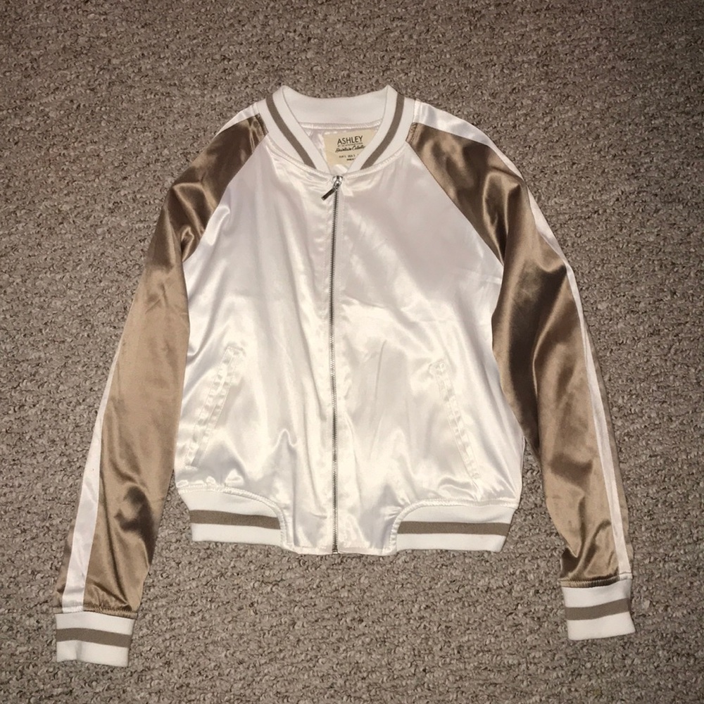 stylish bomber jacket small women’s. looks new!